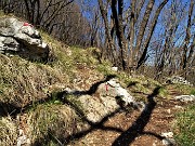 56 Al bivio seguendo la freccia rossa prendo a dx per raggiungere il sent. 507 in cresta 